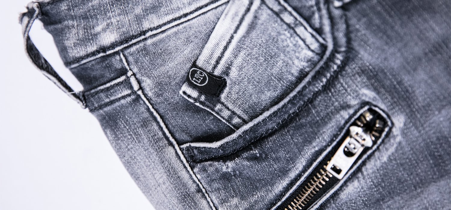 Women's fashion: how to wear grey jeans?