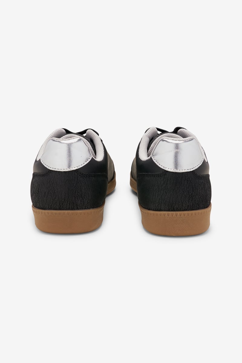 Black Palma sneakers