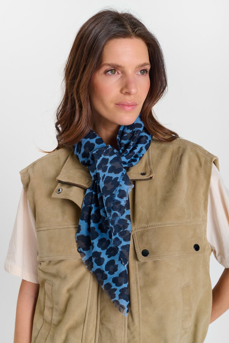 Loid scarf