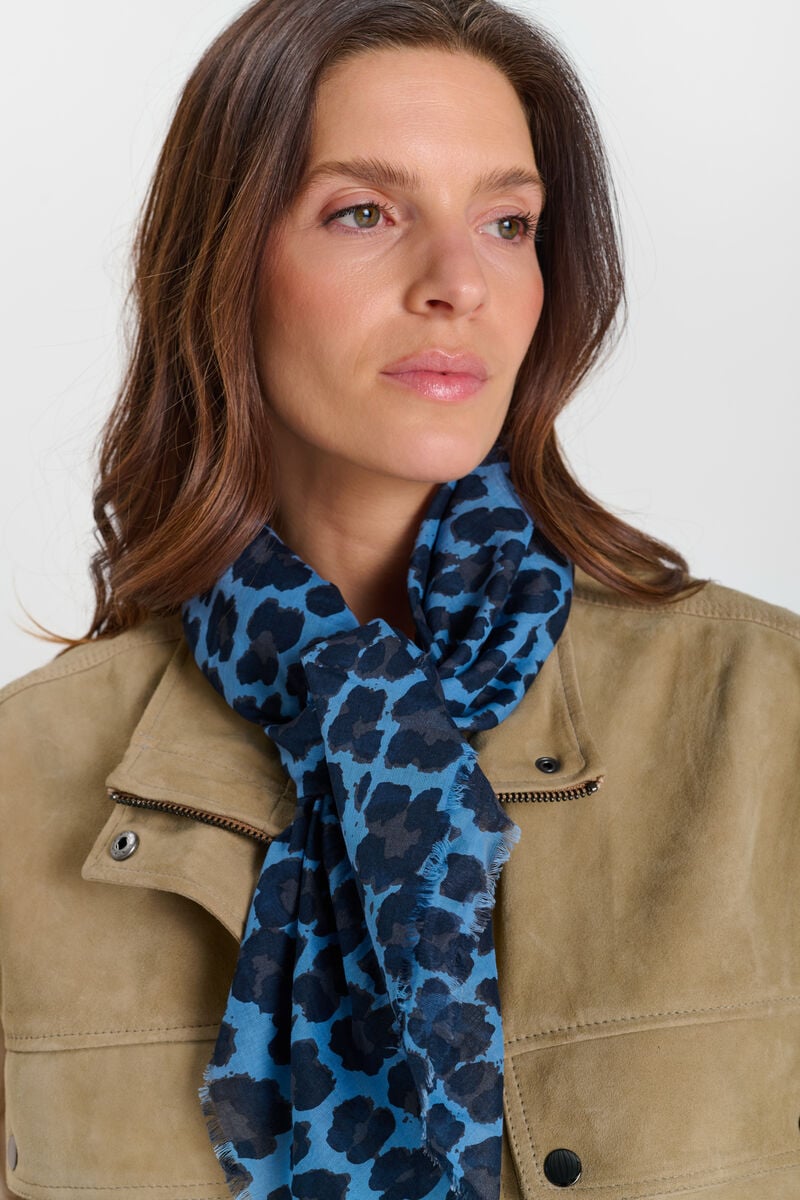 Loid scarf