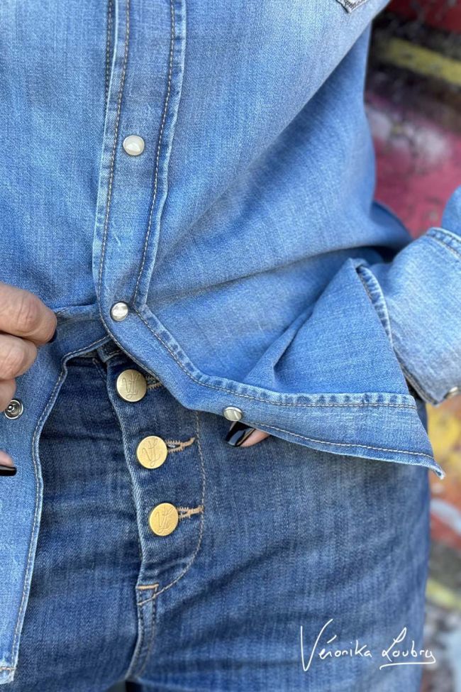 Loose shirt in light blue jeans Gérard by Véronika Loubry