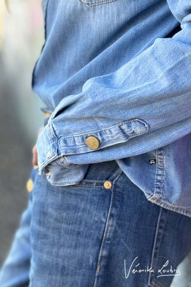 Loose shirt in light blue jeans Gérard by Véronika Loubry