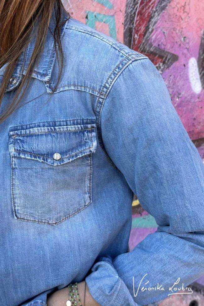 Loose shirt in light blue jeans Gérard by Véronika Loubry