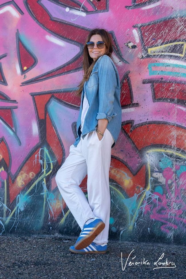 Loose shirt in light blue jeans Gérard by Véronika Loubry