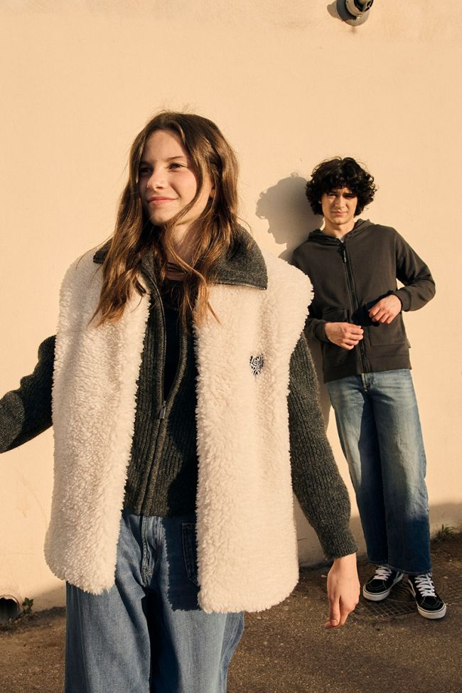 Okagi cream sleeveless jacket