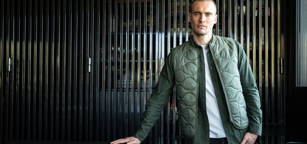 5 pièces pour un vestiaire masculin tendance en 2025  