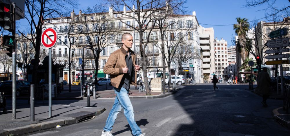 Which colors to pair with blue jeans ?