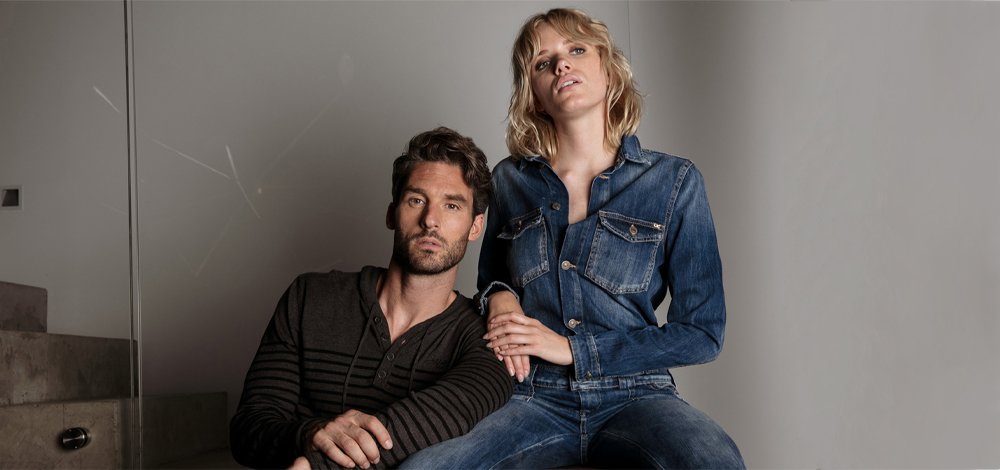 Women's look : chic in jeans jumpsuit