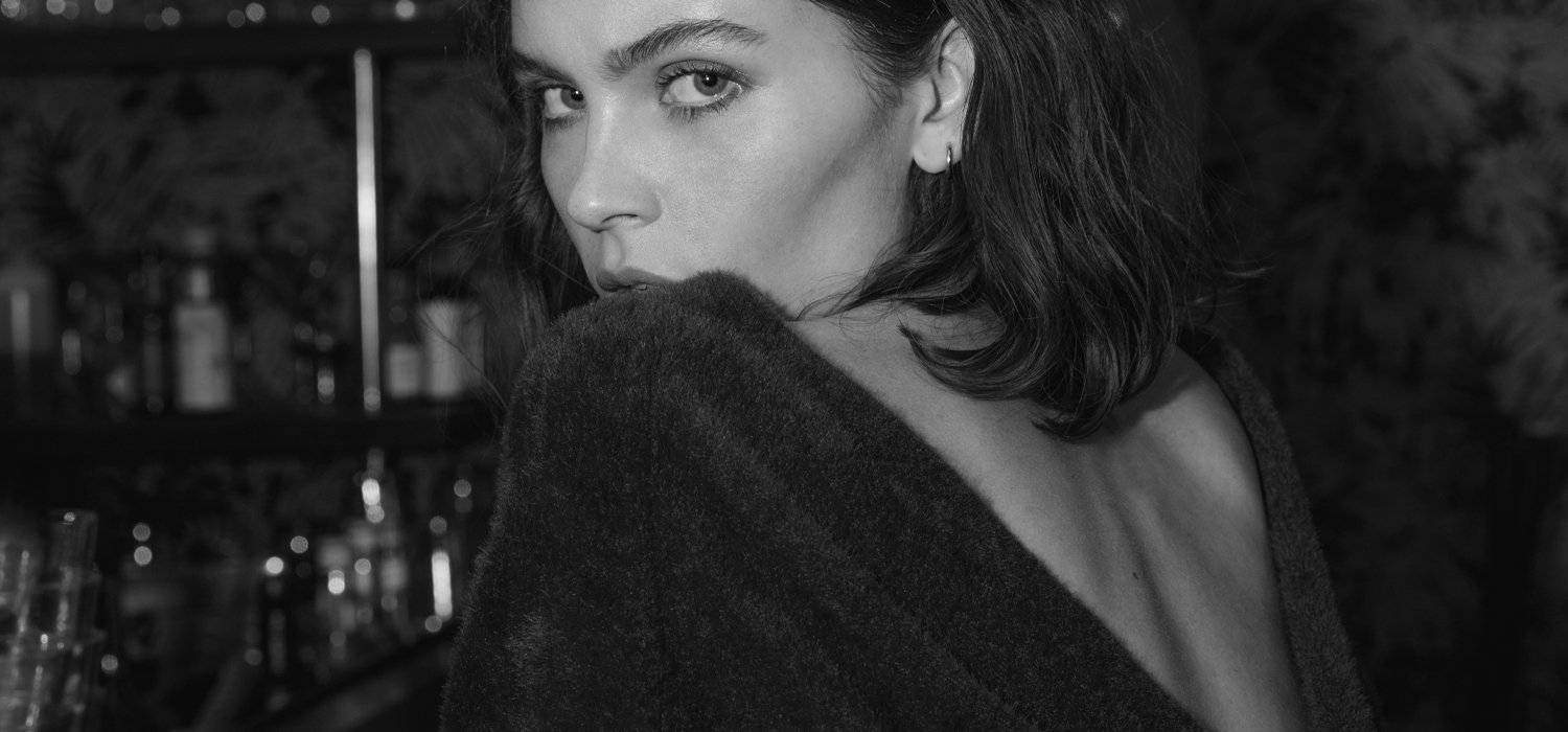 How to choose a dressy top?