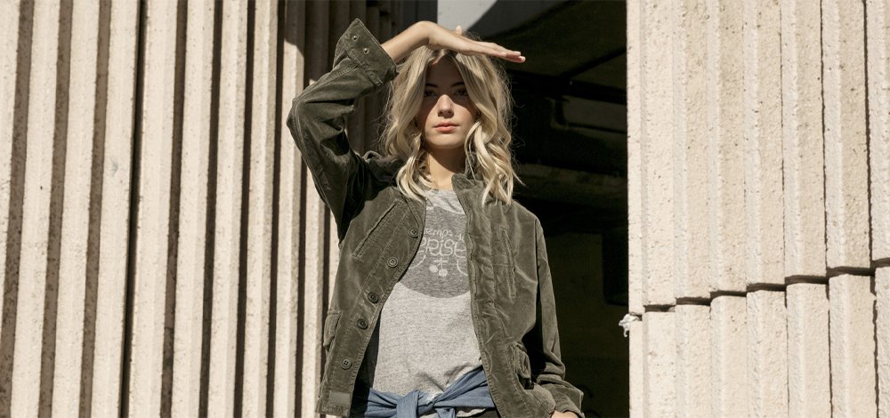 Women's fashion: how to wear a khaki jacket?