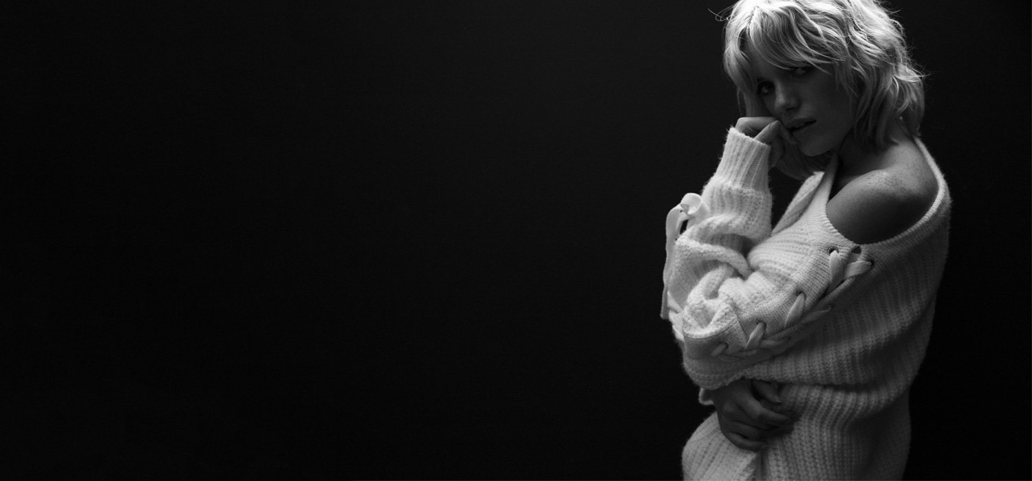 How to wear the knitted sweater?